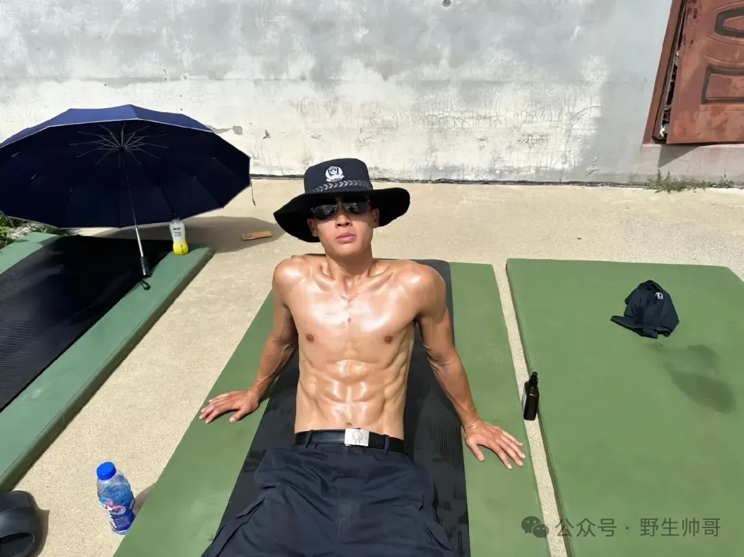寸头黑皮体育生成腹肌男帅警！大长腿太有型啦！