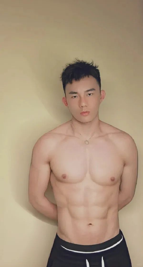 帅到被确诊为 AI，有机腹肌太绝了！