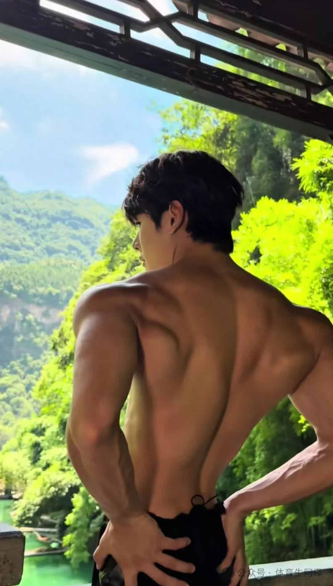 欢乐谷最帅腹肌 npc，男有粉比例超九成，求直男被掰弯教程！