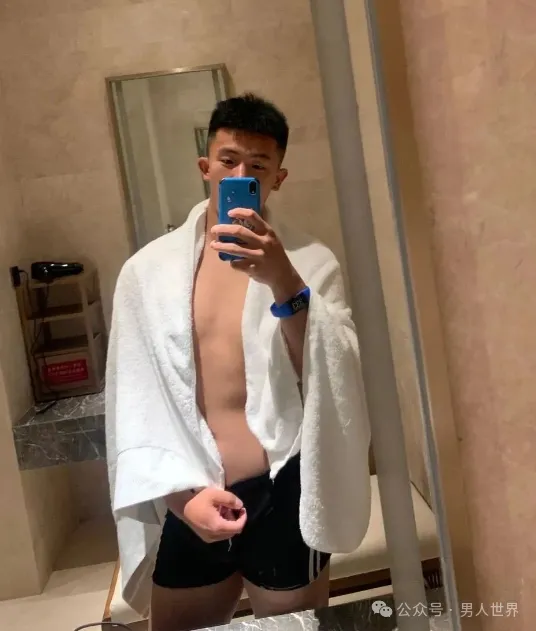 大弟弟！体育生，谁能拒绝这样的诱惑！