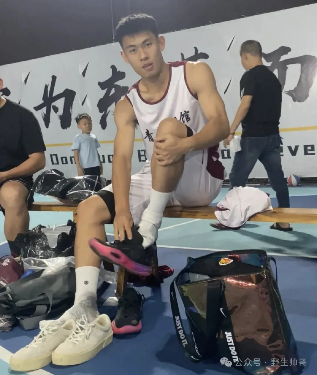 188CM 黑皮运动男大汗淋漓样子太爱了，长腿好强呀