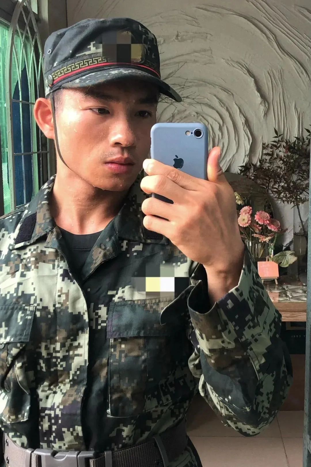 广东黑皮寸头肌肉退伍小哥，这腹肌太硬了