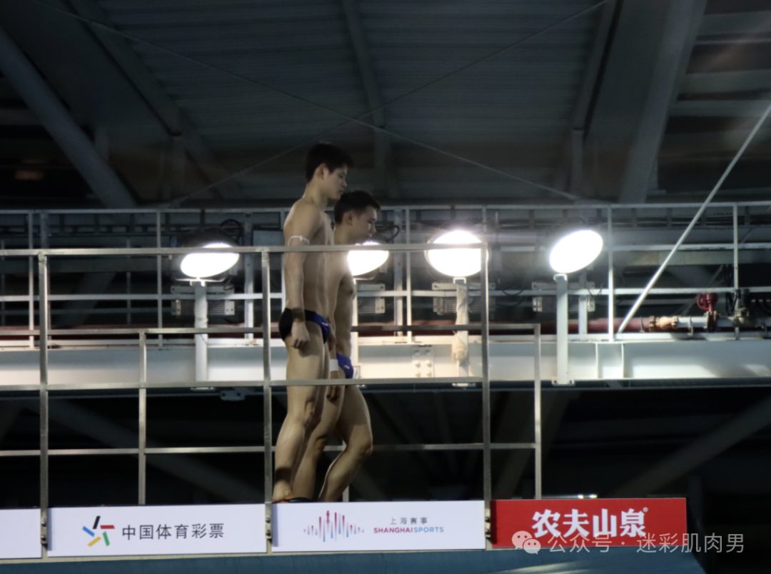 陈艾森被摸胸肌？大汗淋漓的样子太 MAN 真好看！