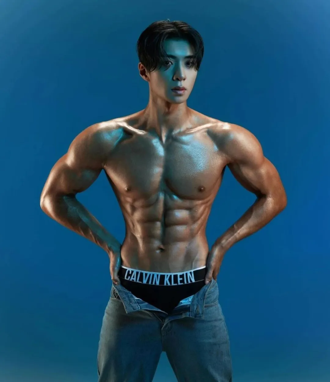 身材比人火的男团成员，眼镜一戴谁也不爱！