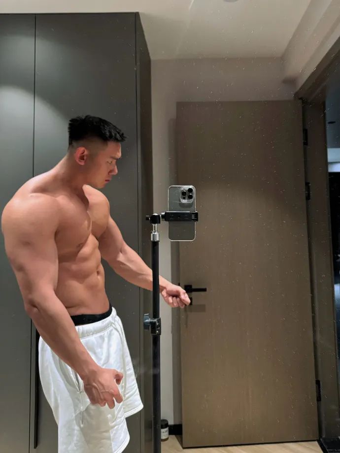 小蓝 X 推上 190cm 肌肉男时尚博主走红！
