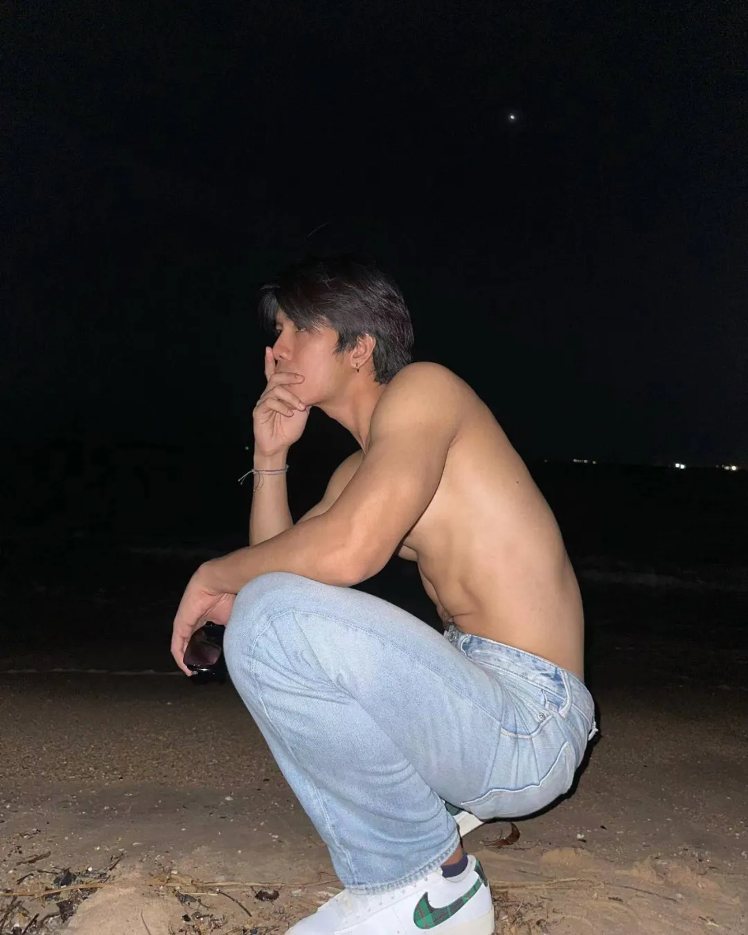 男明星撸铁都这么搞笑吗？腹毛好长好吸睛~