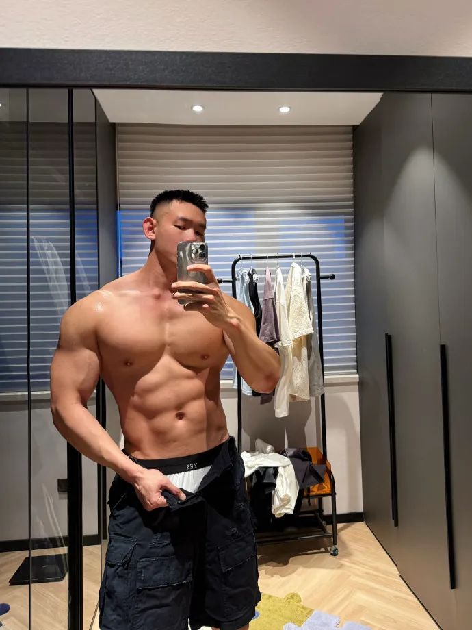 小蓝 X 推上 190cm 肌肉男时尚博主走红！
