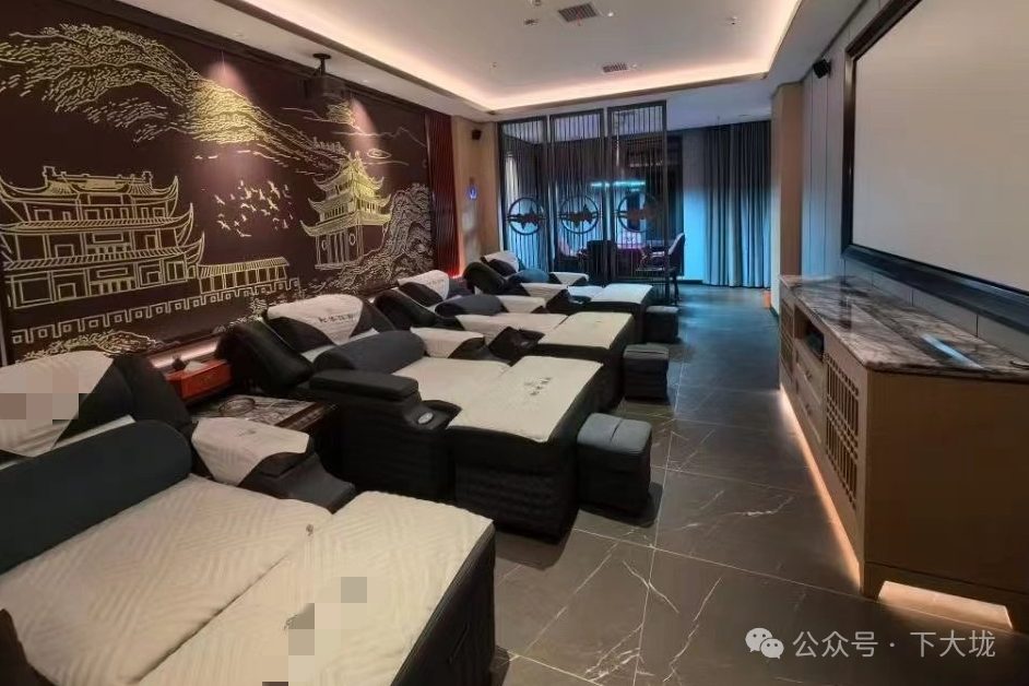和基友去洗脚按摩，在泡澡池遇到 9 个 gay