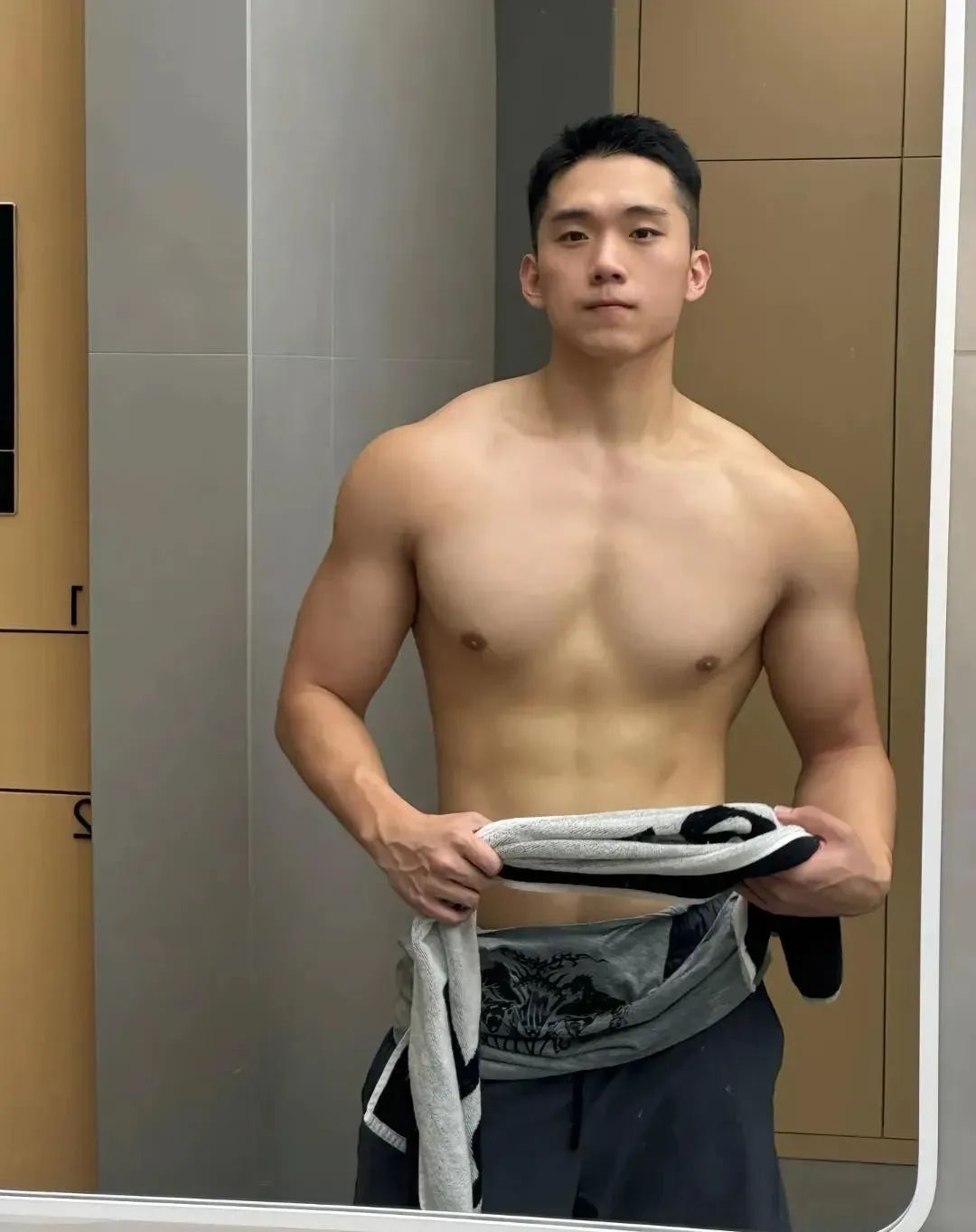 深夜还在工地上搬砖的肌肉小哥哥