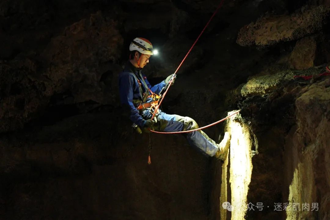 摄影师拍摄王一博脱了露内裤太宠粉，实力藏不住！