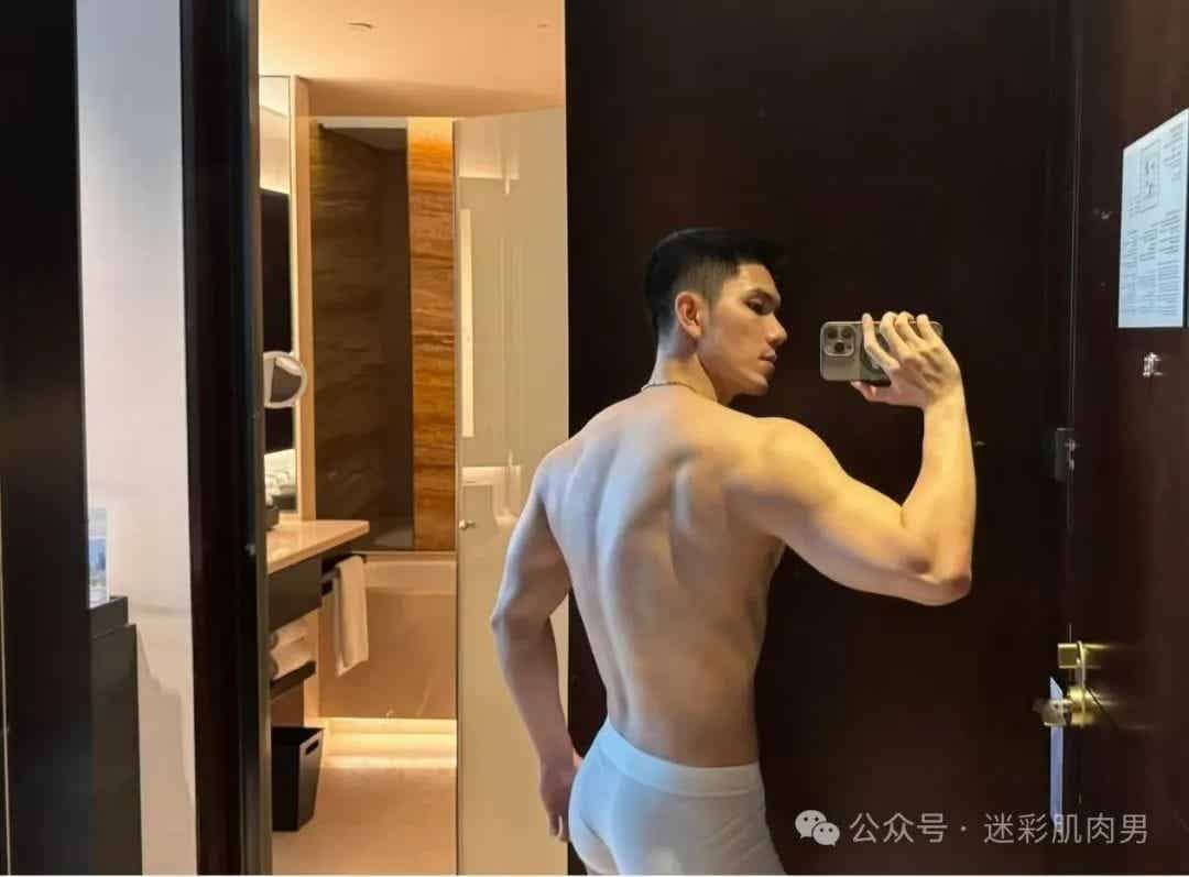 马老师翘臀大长腿穿白内裤太显眼，真好看！！