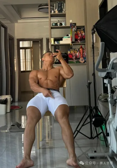 不穿衣服的男司机，你想坐他副驾吗?