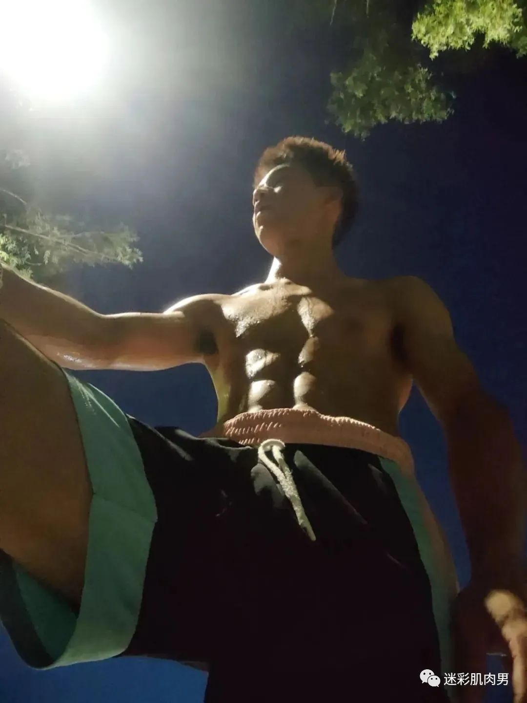 东北黑皮体育生太好看，湿透的腹肌！