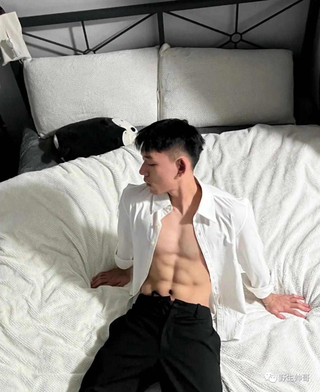 穿运动裤嗮太阳的小哥哥，真好看