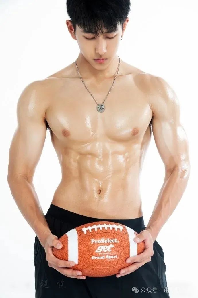 188CM 体育生街上穿紧身裤光膀子，长得有点好看！