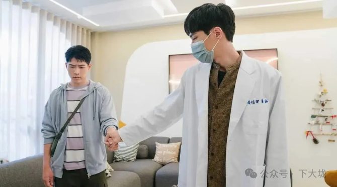 恋爱脑遇到诈骗犯，他被骗走 11 万现金，还有电脑和苹果手机