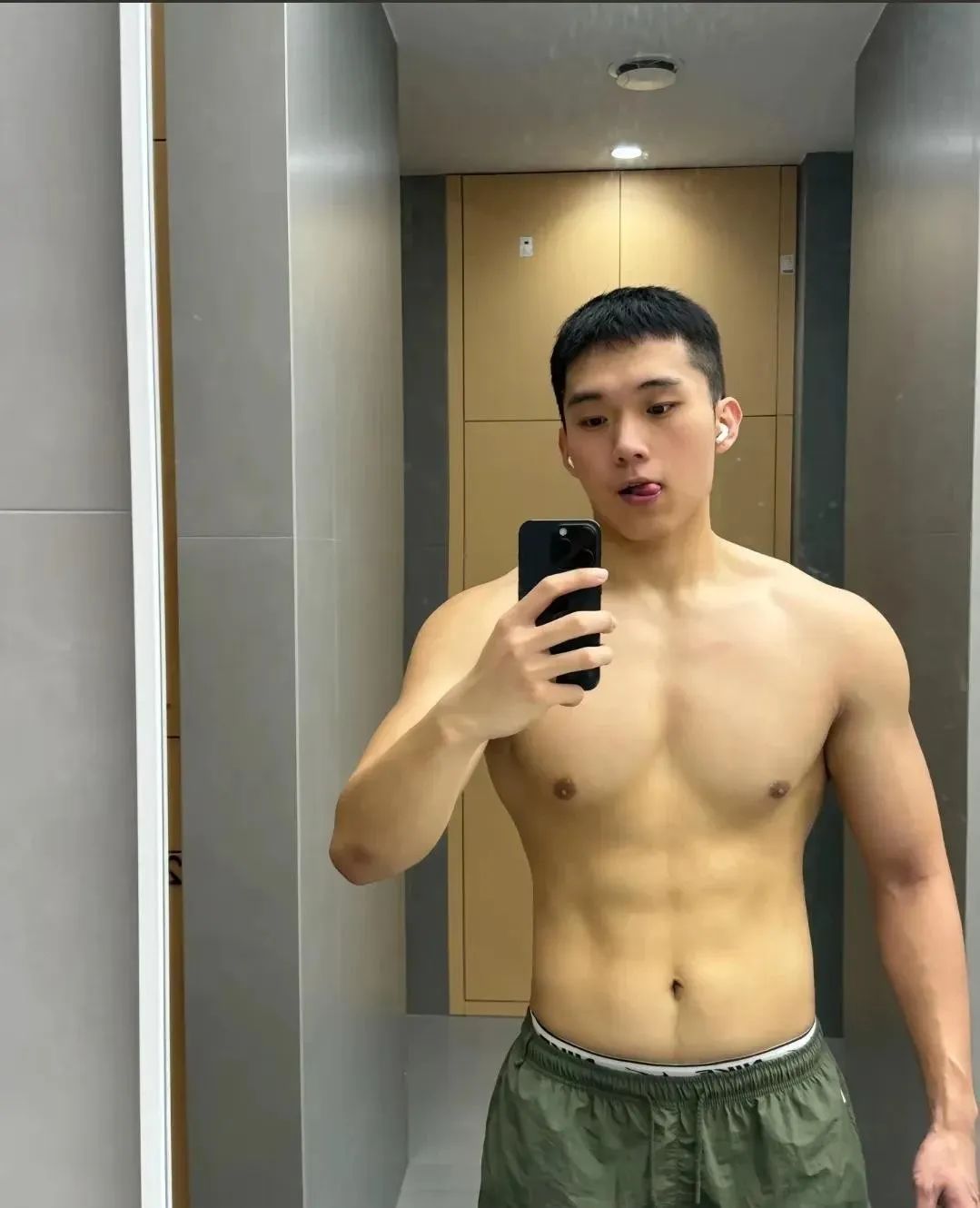 深夜还在工地上搬砖的肌肉小哥哥