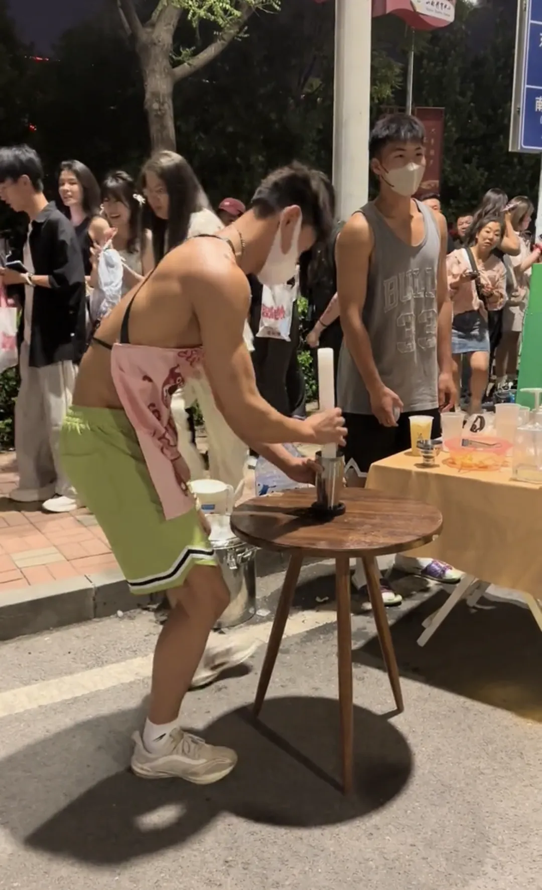 蔡依林演唱会卖柠檬茶的肌肉男火了！这手打频率太猛了！