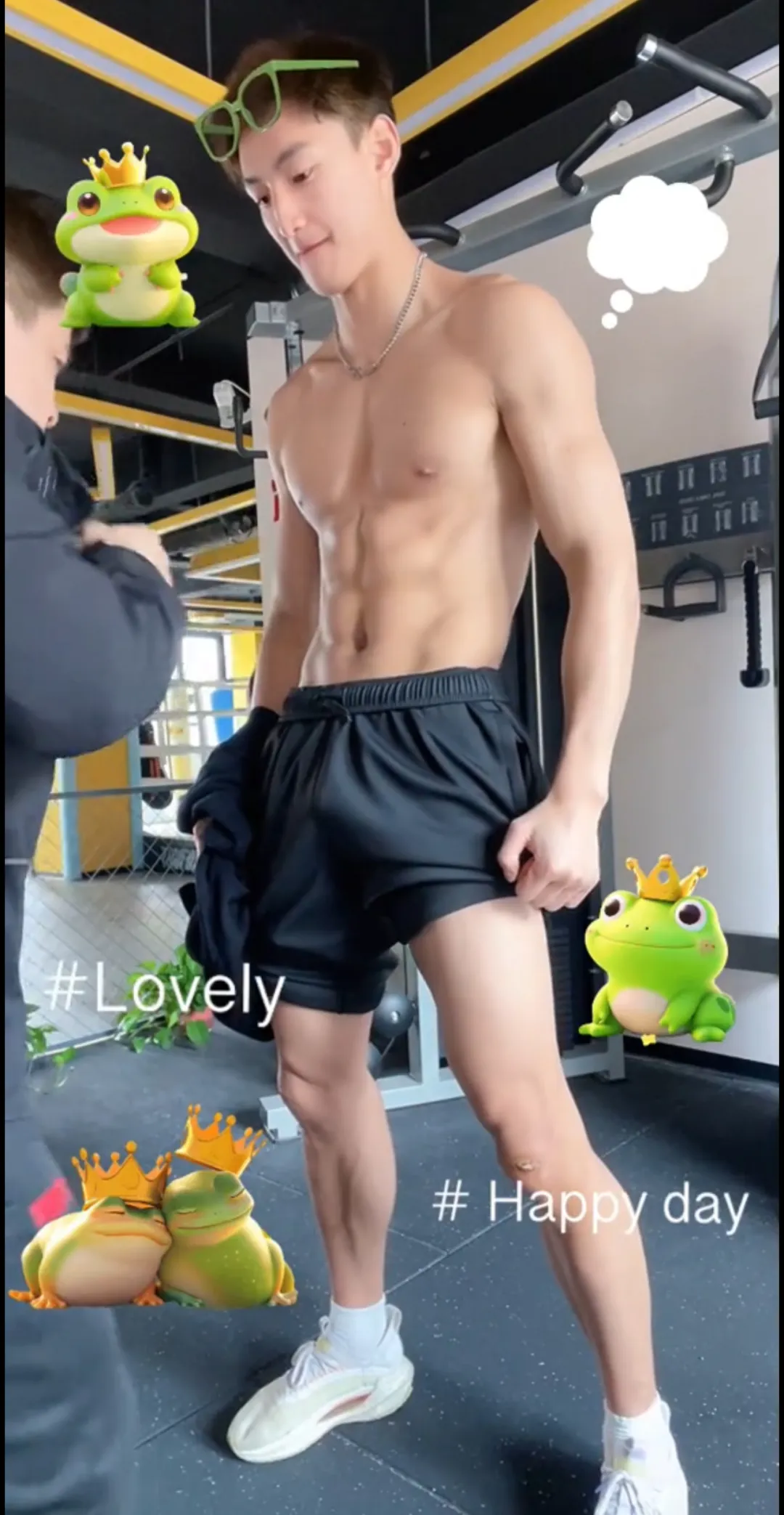 山西 190CM 体育生撩衣腹肌被摸，都爱长腿灰裤子！