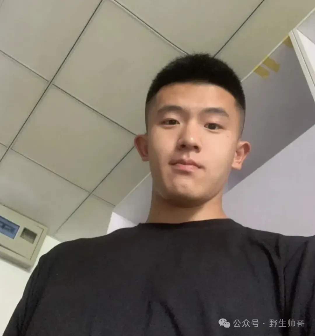 穿粉色短裤的大弟弟体育生被他吸引，谁能拒绝这样！
