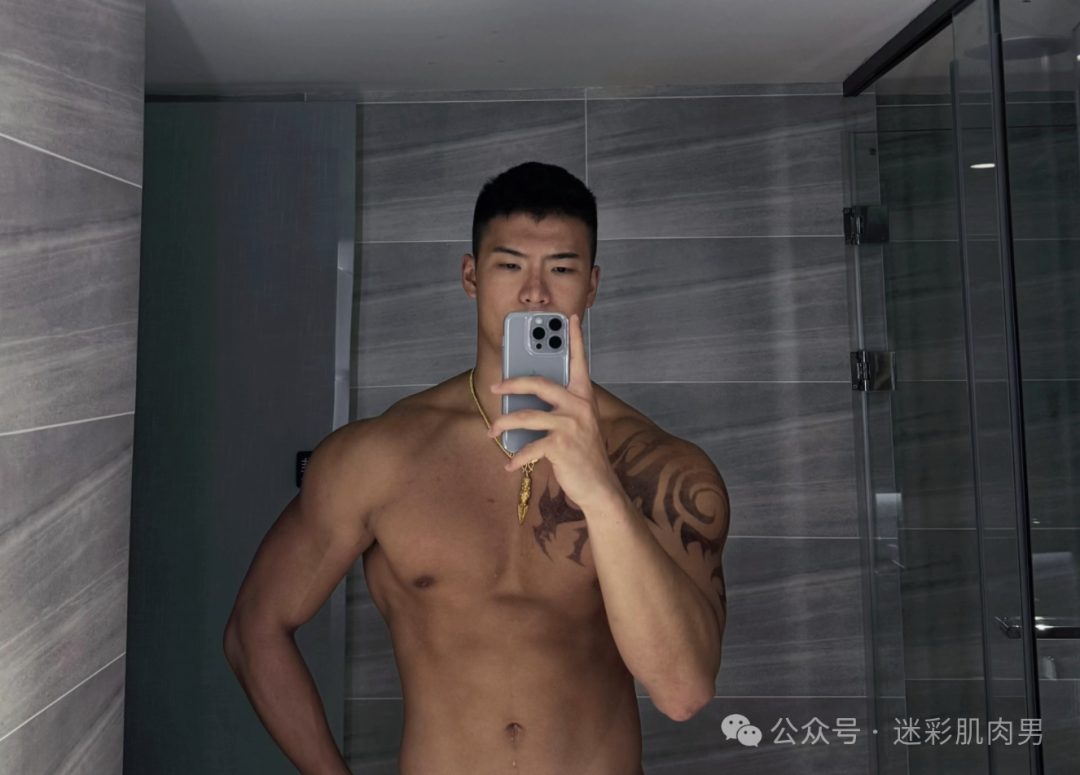 成都 21 的寸头痞子体育生，00 后发育得也太好了！
