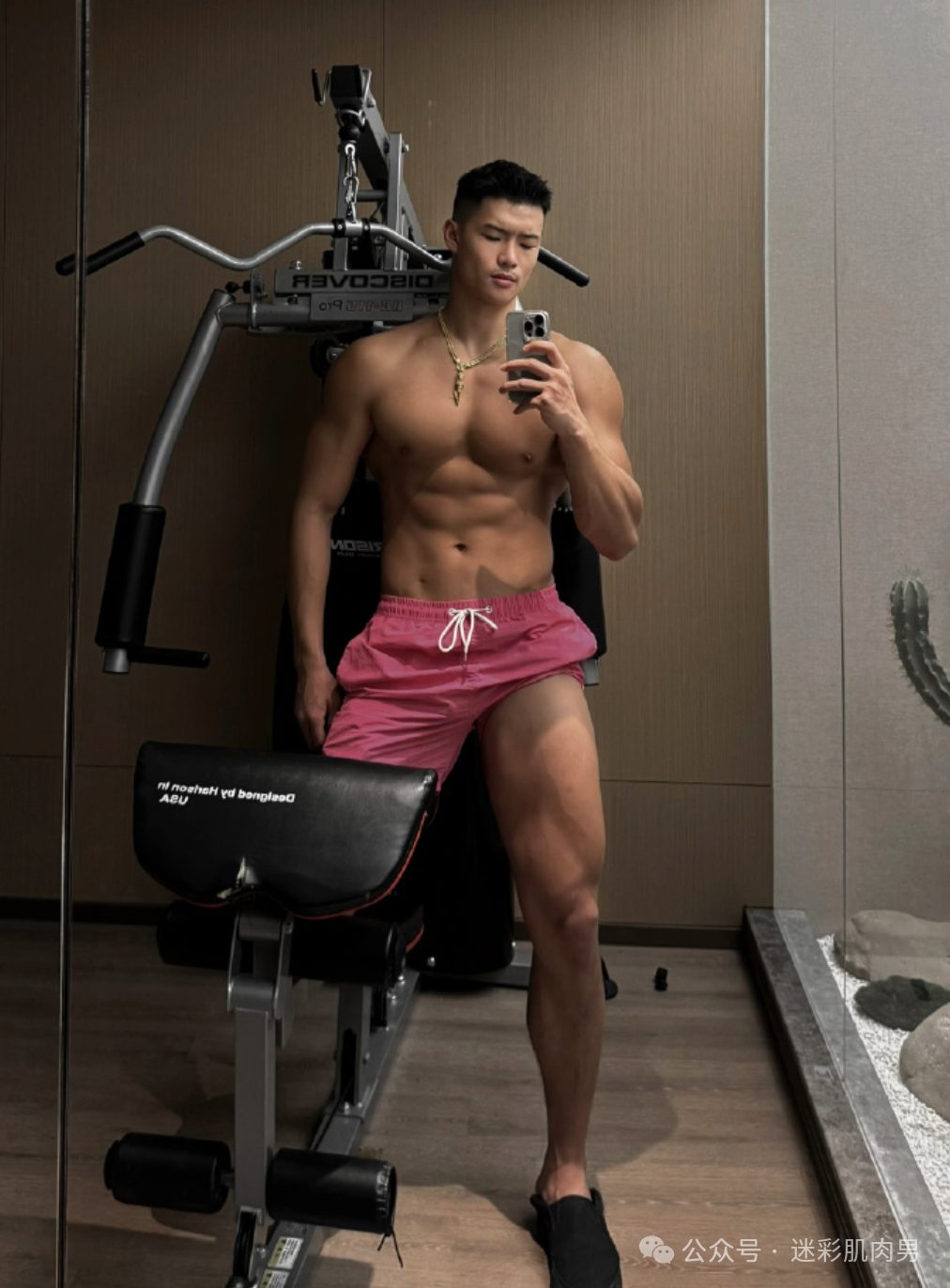 成都 21 的寸头痞子体育生，00 后发育得也太好了！