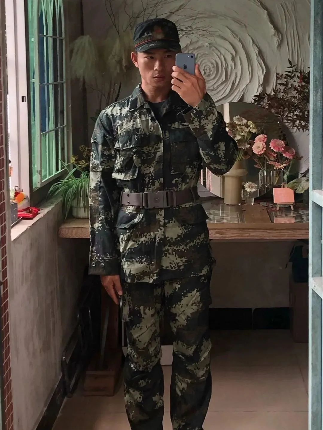 广东黑皮寸头肌肉退伍小哥，这腹肌太硬了