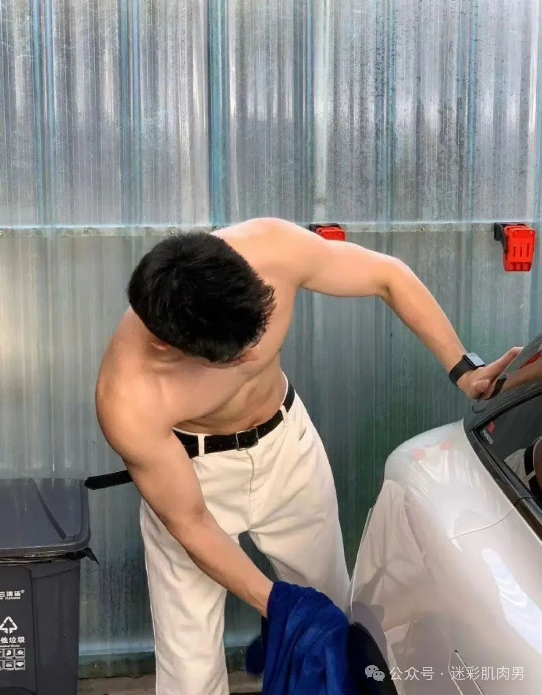 不穿衣服洗车的腹肌男，长的太帅啦！