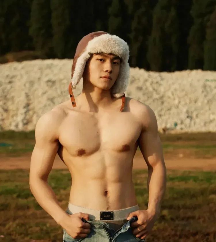 痞子范儿钻石男大，这肉体绝了~