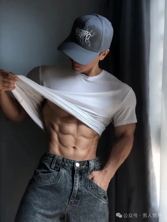撩起衣服擦嘴，神仙腹肌藏不住了！