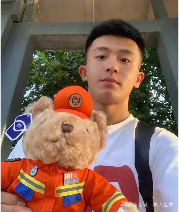 大弟弟！体育生，谁能拒绝这样的诱惑！