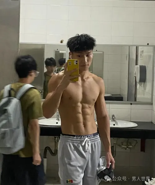 性张力拉满！钻石黑皮体育生，原生态男孩