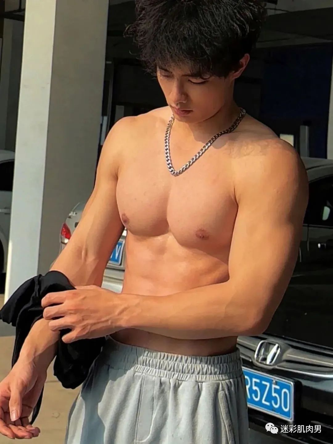 八块腹肌游泳私教，这身材是刻出来的吧？