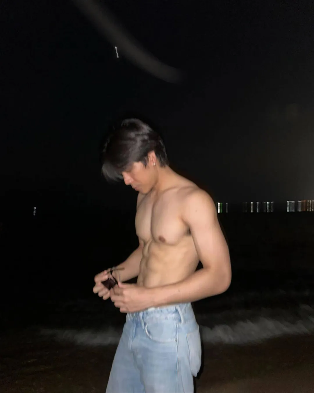 男明星撸铁都这么搞笑吗？腹毛好长好吸睛~