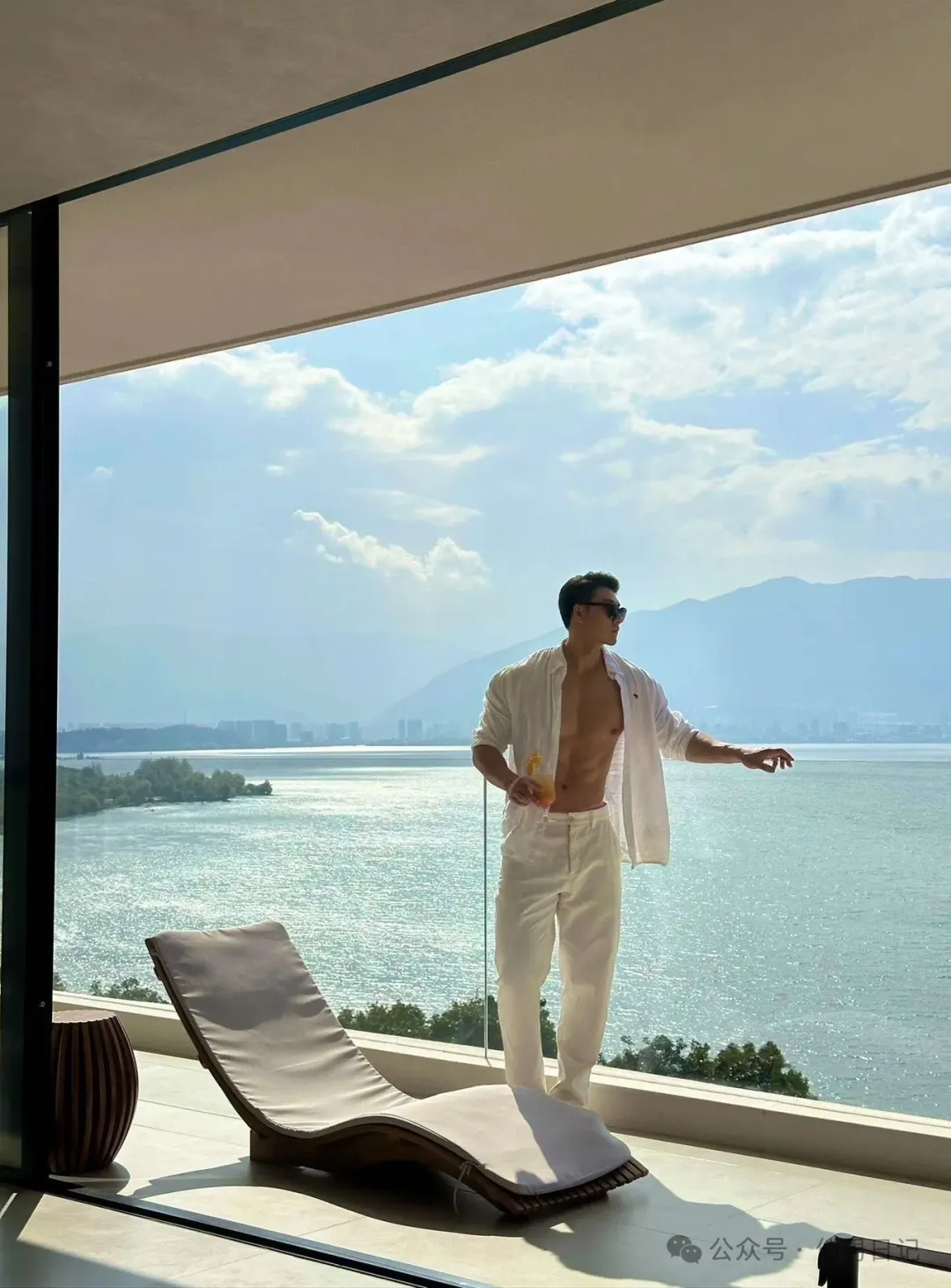 189cm 黑皮男模酒店被偷拍，网友直呼：翘臀大胸肌诶！