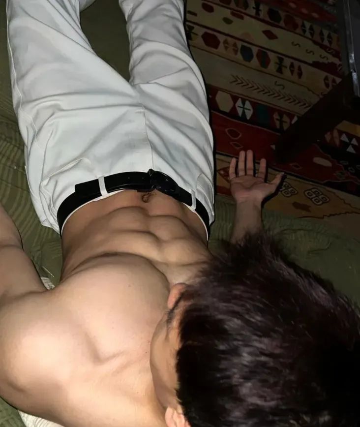 痞子范儿钻石男大，这肉体绝了~