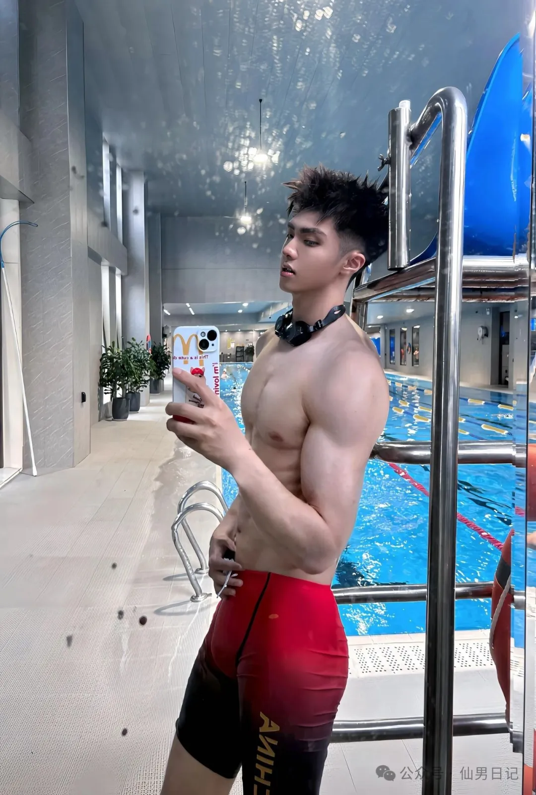 190cm 体育生男大宿舍自拍！网友直言：看着不直……