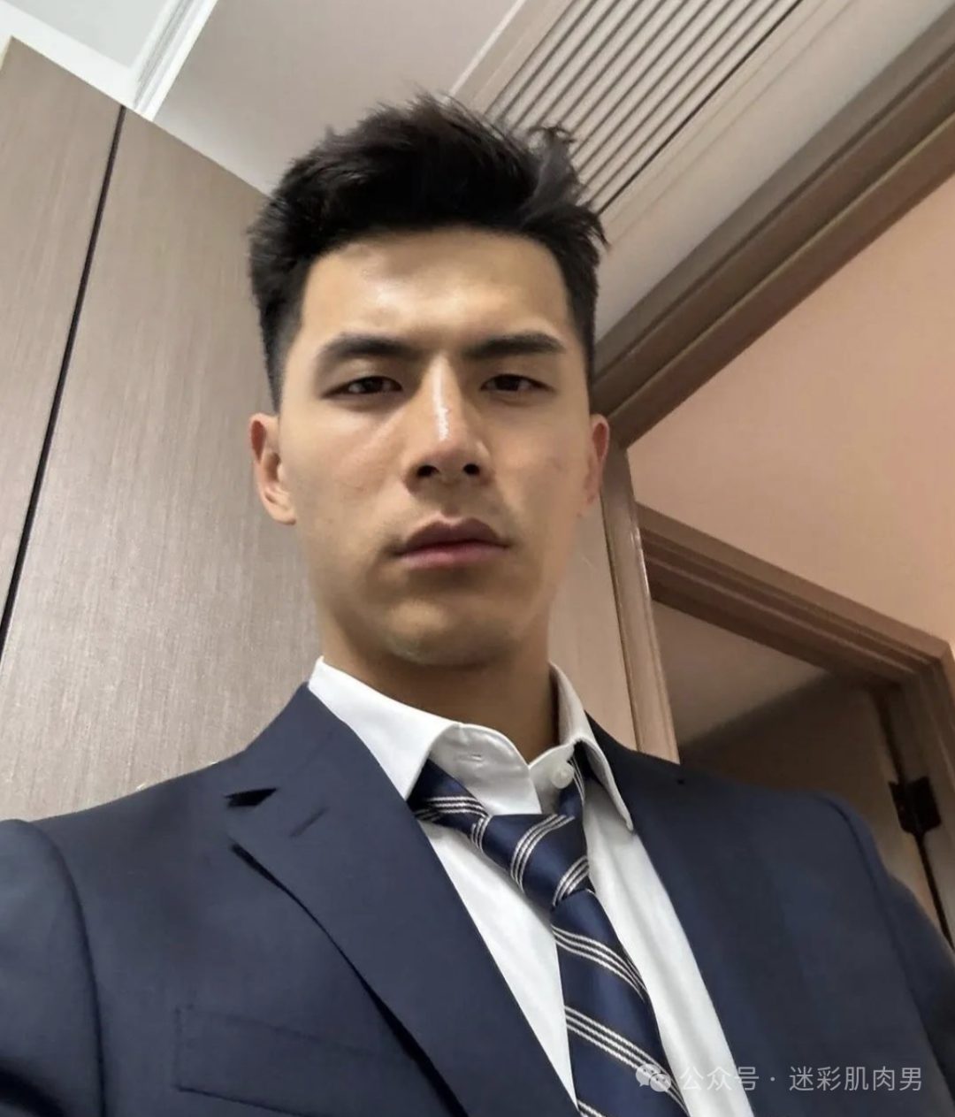 大喉结正装男脱了荷尔蒙太强啦，大实力藏不住！