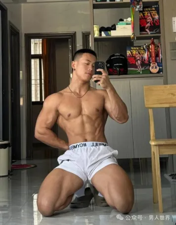 不穿衣服的男司机，你想坐他副驾吗?