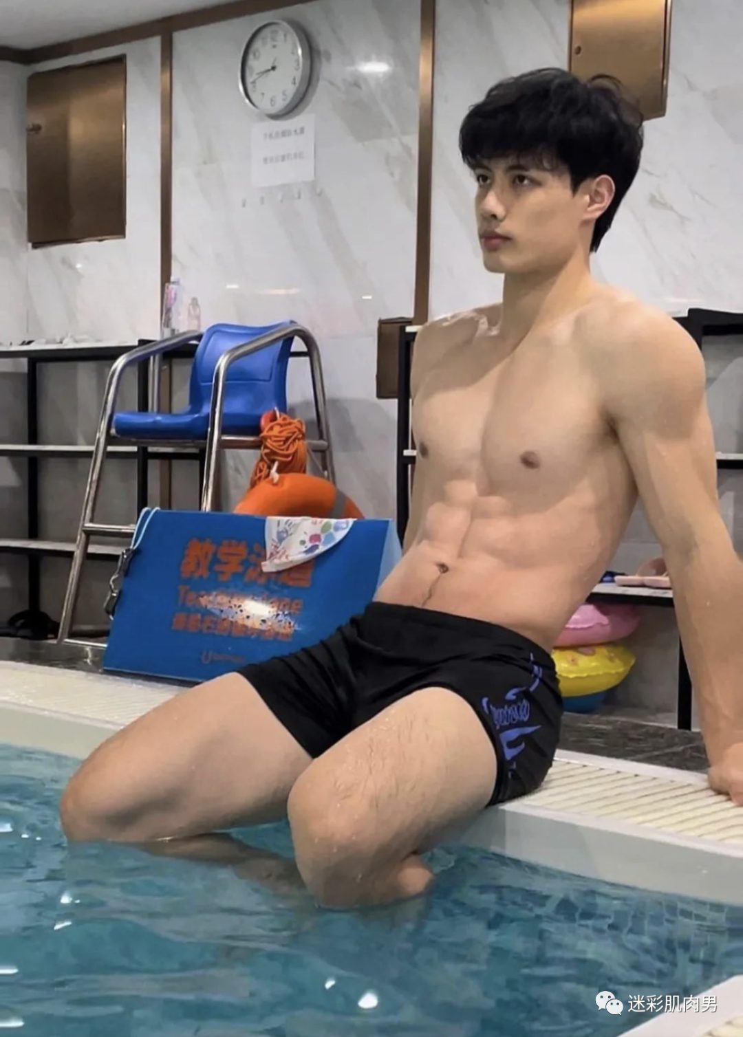 八块腹肌游泳私教，这身材是刻出来的吧？
