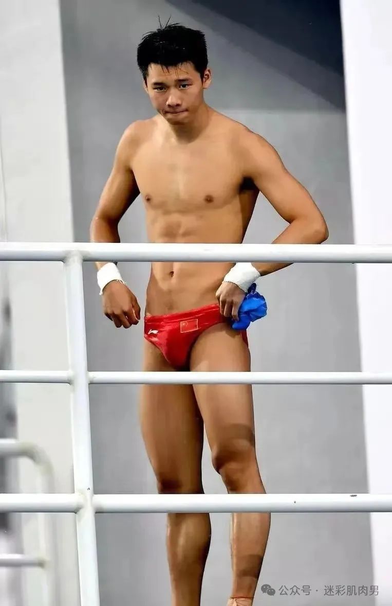 陈艾森被摸胸肌?大汗淋漓的样子太 MAN 真好看! 陈艾森被摸胸肌?大汗淋漓的样子太 MAN 真好看!