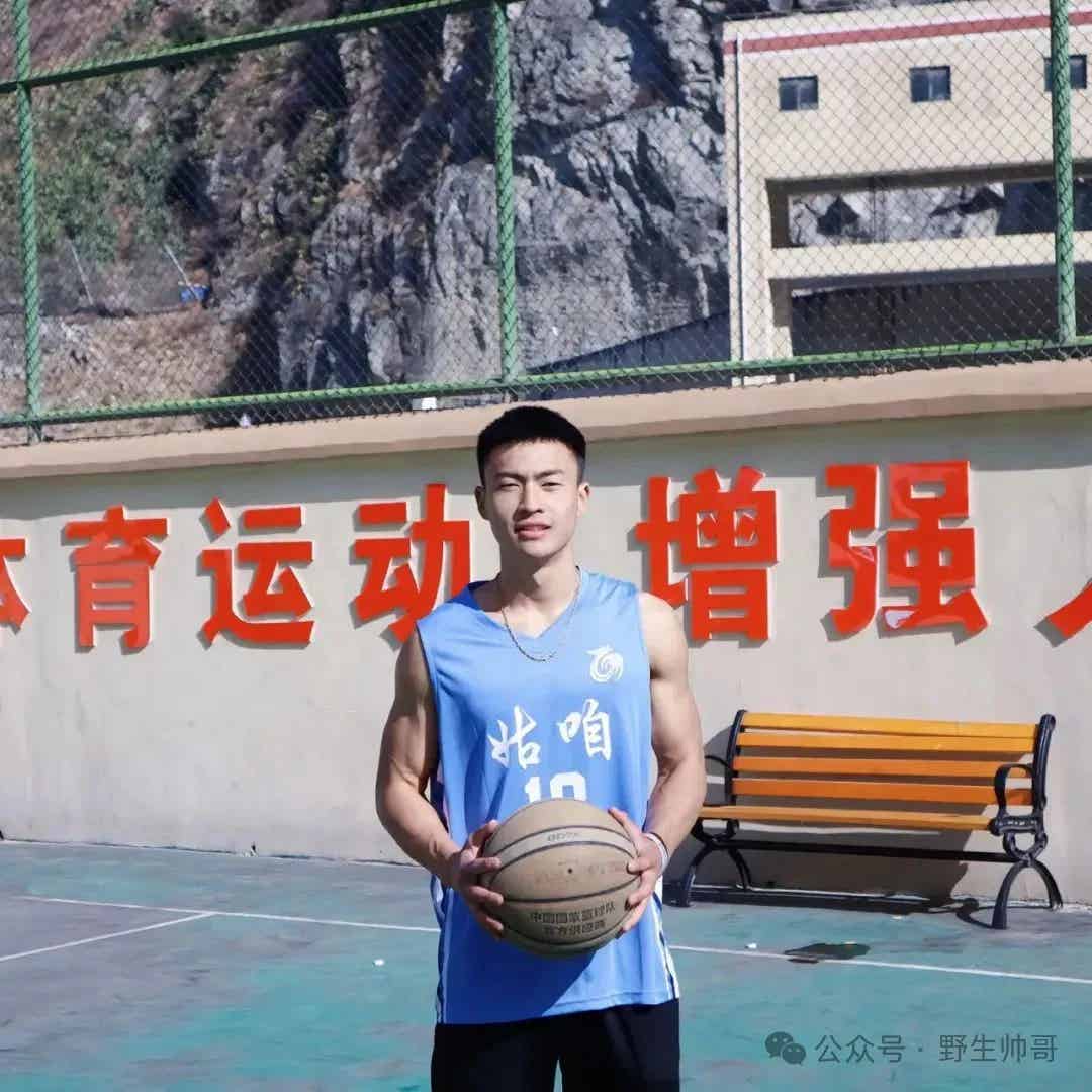 寸头黑皮体育生成腹肌男帅警！大长腿太有型啦！