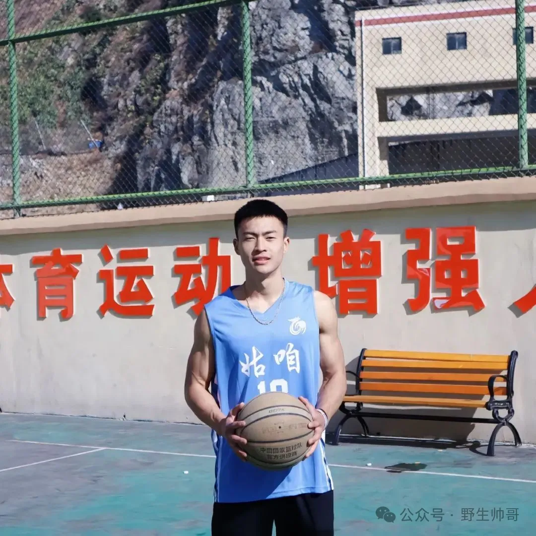 寸头黑皮体育生变帅气的警察小哥！大长腿太有型啦！