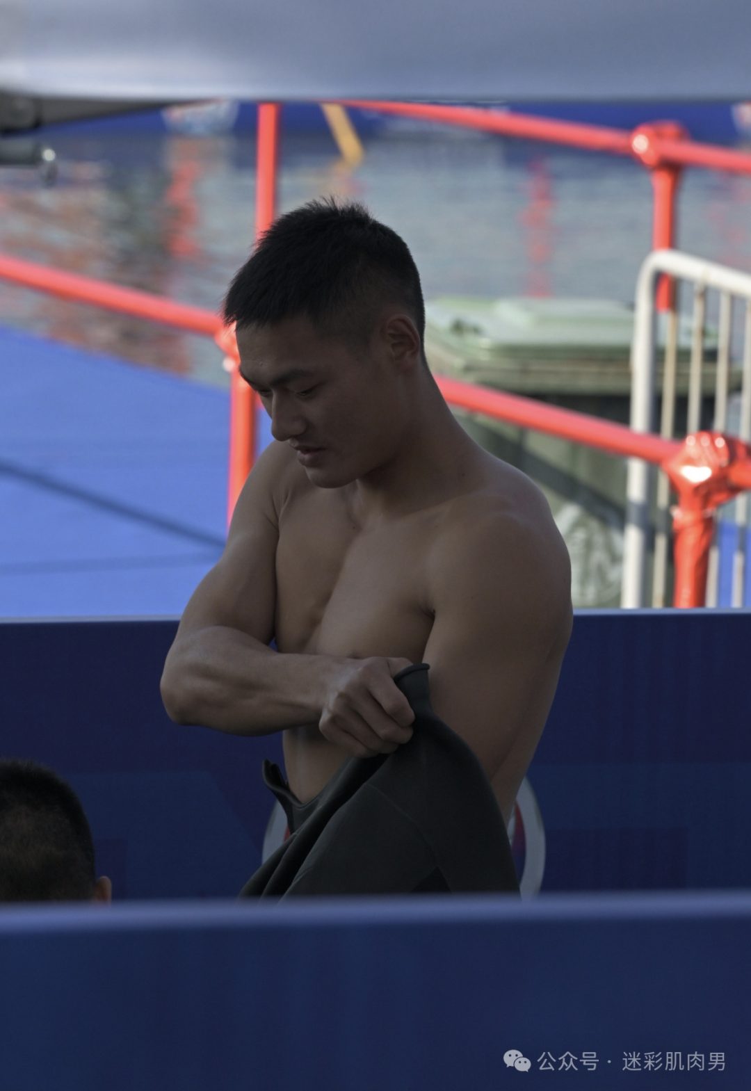 河南消防员小哥穿紧身裤比赛，实力强大不让人失望！