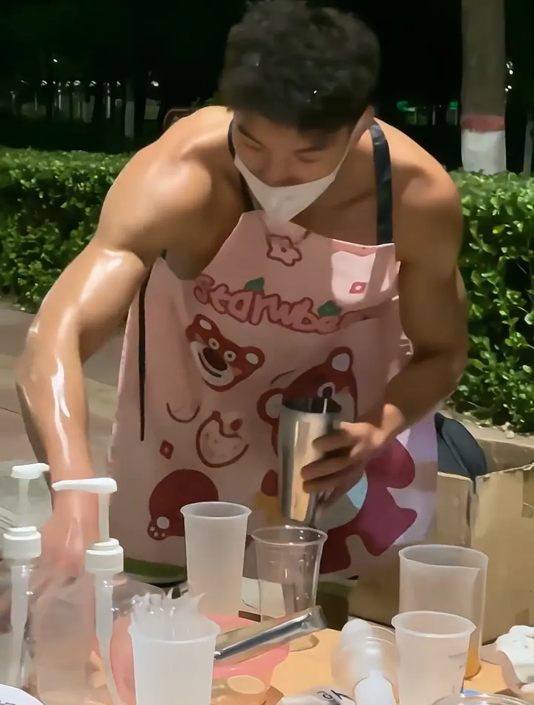 蔡依林演唱会卖柠檬茶的肌肉男火了！这手打频率太猛了！