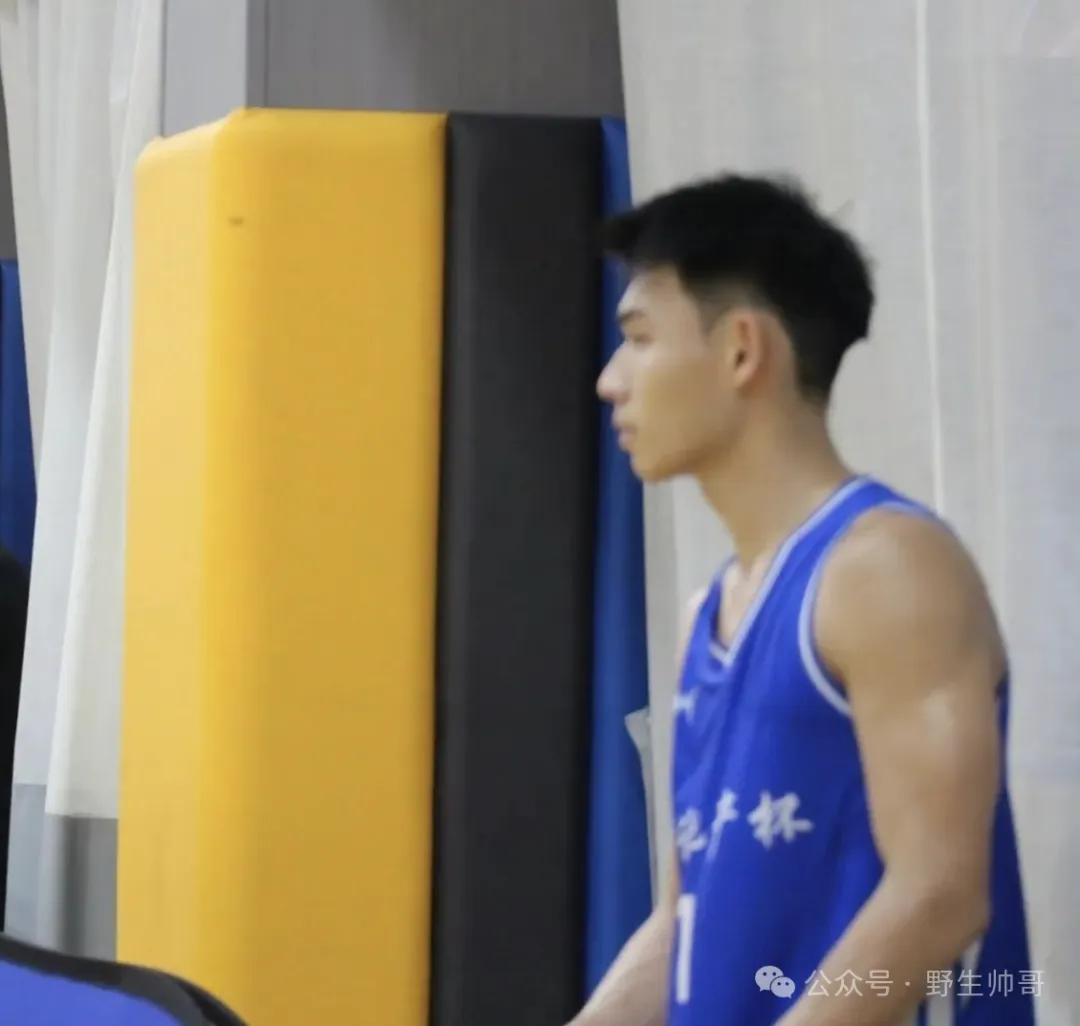 188CM 黑皮运动男大汗淋漓样子太爱了，长腿好强呀