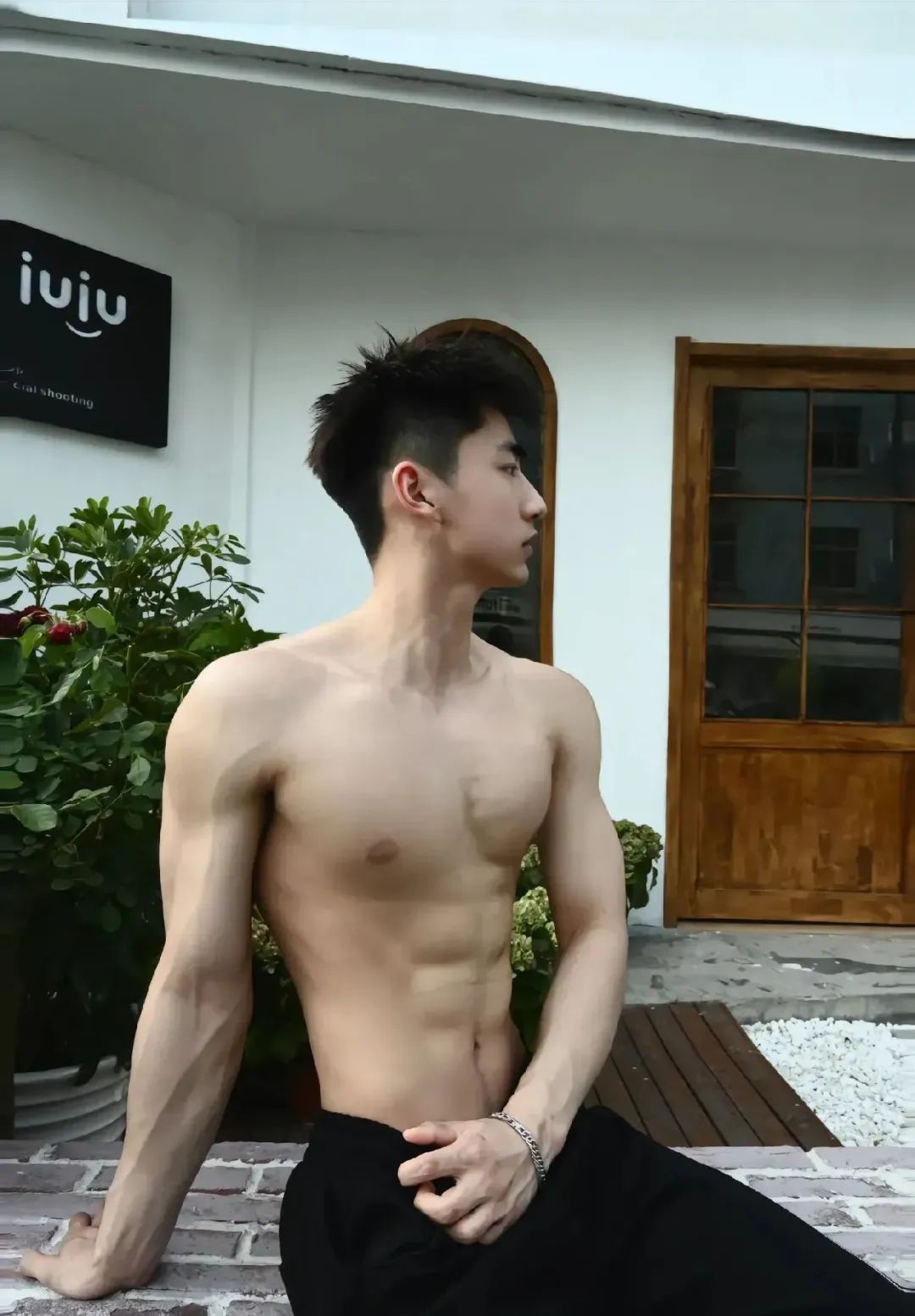 奶帅奶帅的八块白皮腹肌体育生！