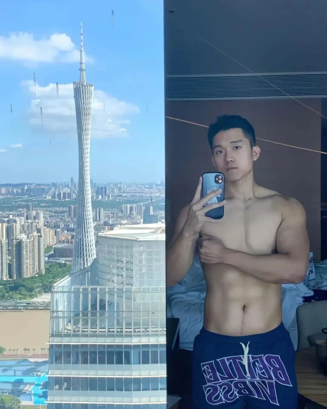 深夜还在工地上搬砖的肌肉小哥哥