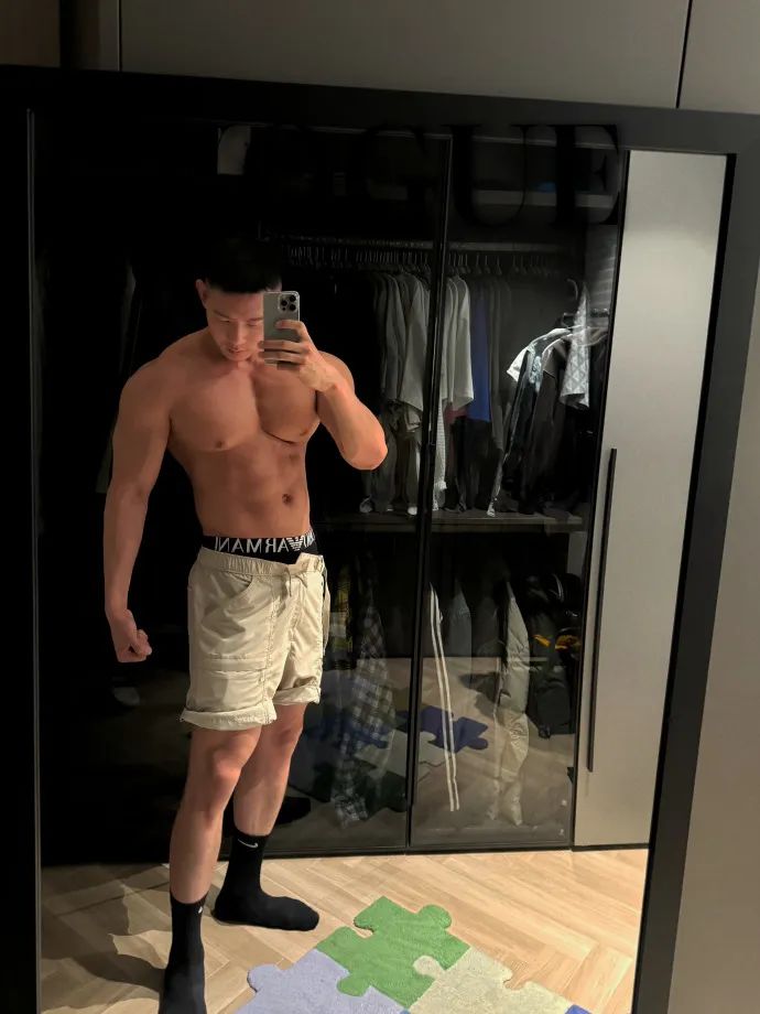 小蓝 X 推上 190cm 肌肉男时尚博主走红！