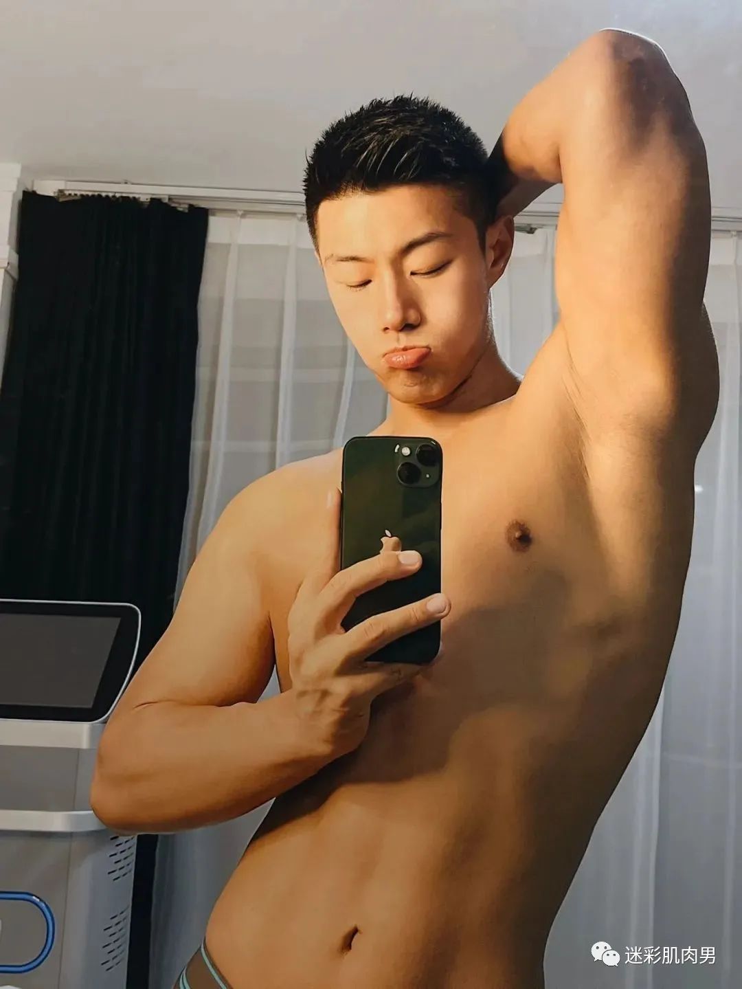 大长腿穿的真短自拍的运动男太帅了，真好看